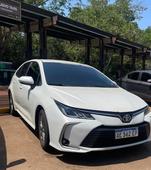 Nuestro coche, un Toyota Corolla blanco, en el Parque Nacional Iguazú